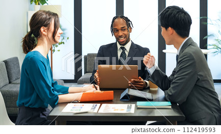 跨國商人團體在辦公室開會 112419593