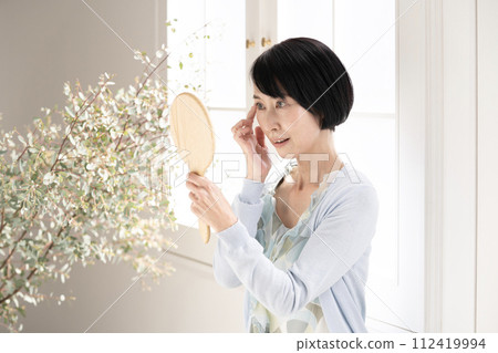 美女：靠窗照鏡子的女人 112419994