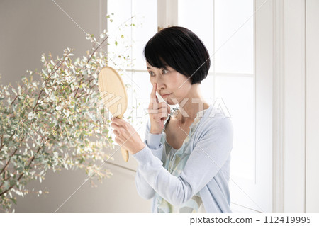 美女：靠窗照鏡子的女人 112419995