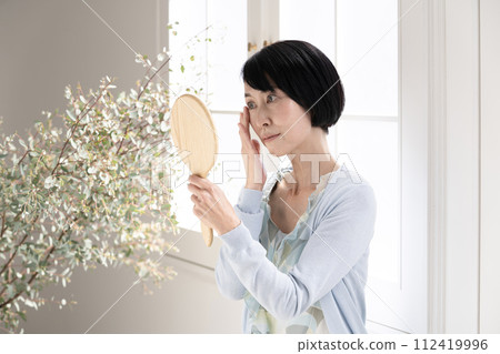 美女：靠窗照鏡子的女人 112419996