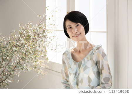 美女：窗邊微笑的女人 112419998
