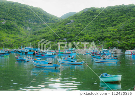 boats on the shore, moored boats, moored near the sea 112420556