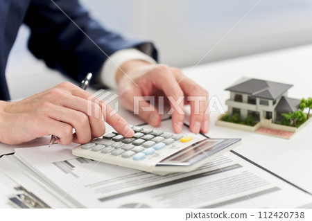 商人計算與房地產相關的資金 商人計算與房地產相關的資金 112420738