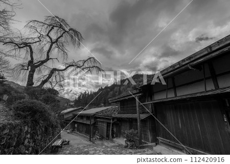 烏雲聚集在妻籠郵報上空 112420916
