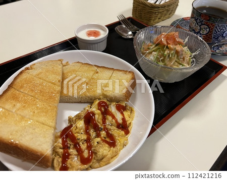 早餐是吐司和炒蛋 112421216