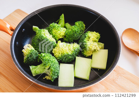 Broccoli roasted in a frying pan 112421299