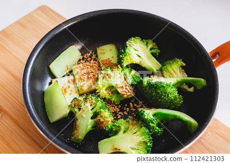 在烤西蘭花中添加調味料 112421303