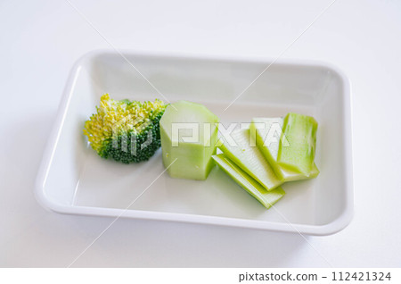 broccoli cut up 112421324