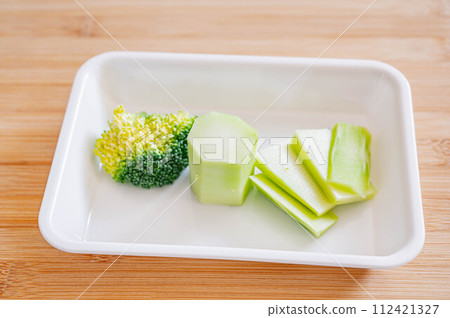 broccoli cut up 112421327