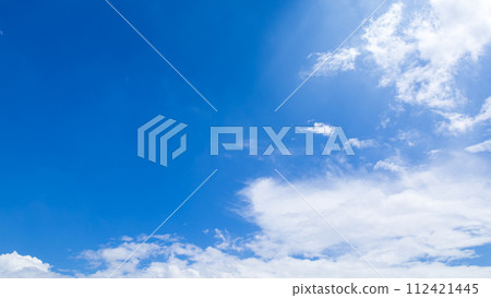 Many clouds flowing in the midsummer blue sky 112421445