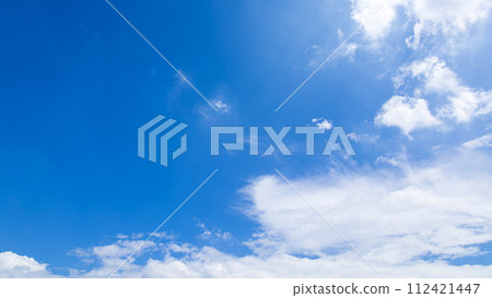 許多雲在盛夏的藍天上流動 許多雲在盛夏的藍天上流動 112421447