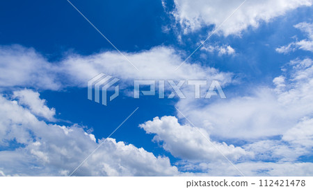 許多雲在盛夏的藍天上流動 許多雲在盛夏的藍天上流動 112421478