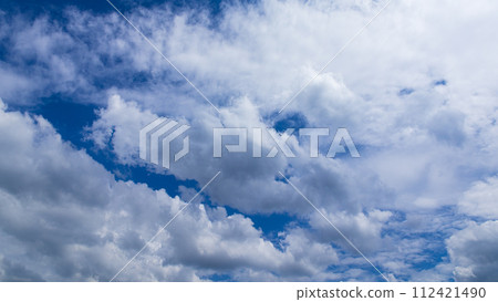 Many clouds flowing in the midsummer blue sky Many clouds flowing in the midsummer blue sky 112421490