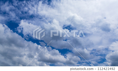 Many clouds flowing in the midsummer blue sky Many clouds flowing in the midsummer blue sky 112421492