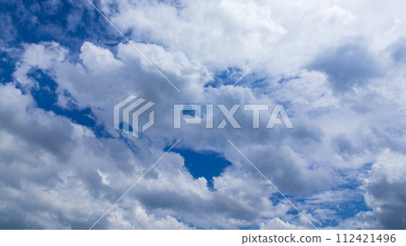 Many clouds flowing in the midsummer blue sky Many clouds flowing in the midsummer blue sky 112421496
