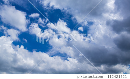 許多雲在盛夏的藍天上流動 112421521