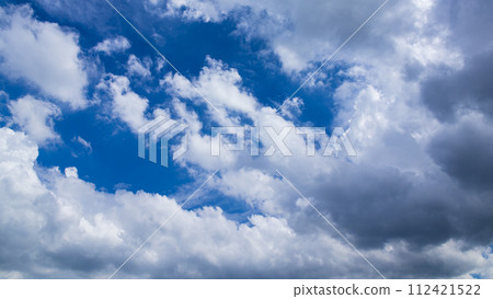 許多雲在盛夏的藍天上流動 112421522