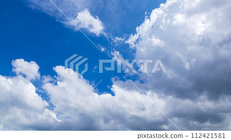 Many clouds flowing in the midsummer blue sky 112421581