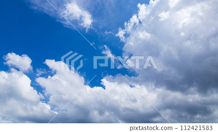 Many clouds flowing in the midsummer blue sky 112421583