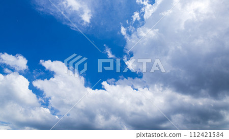 許多雲在盛夏的藍天上流動 112421584