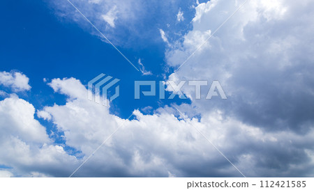 Many clouds flowing in the midsummer blue sky 112421585