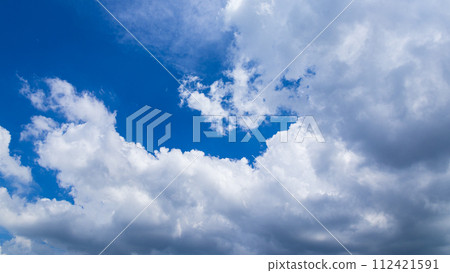 許多雲在盛夏的藍天上流動 許多雲在盛夏的藍天上流動 112421591