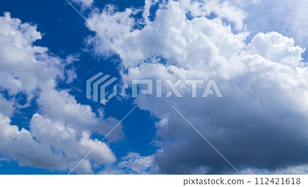 許多雲在盛夏的藍天上流動 許多雲在盛夏的藍天上流動 112421618