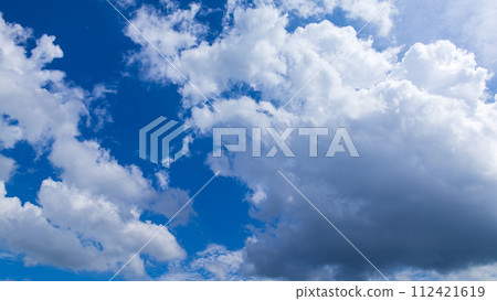 許多雲在盛夏的藍天上流動 許多雲在盛夏的藍天上流動 112421619