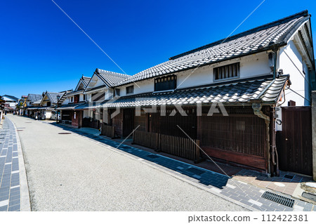 [Important Preservation District for Groups of Traditional Buildings] Spring Scenery of Kawaramachi Tsumari Merchant Houses, Sasayama 3, Tamba Sasayama City, Hyogo Prefecture 112422381
