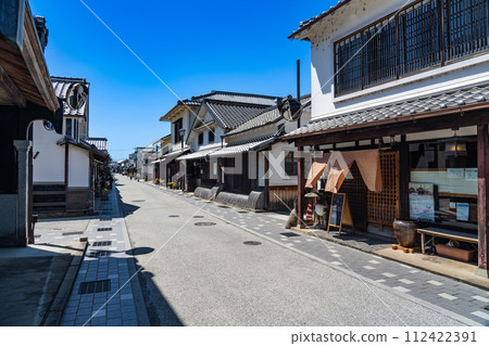 [Important Preservation District for Groups of Traditional Buildings] Spring Scenery of Kawaramachi Tsumari Merchant Houses, Sasayama 10, Tamba Sasayama City, Hyogo Prefecture 112422391