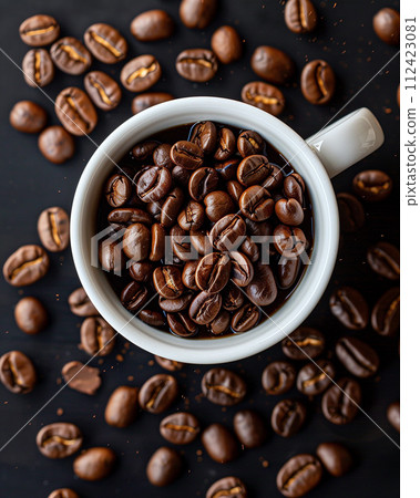 咖啡杯中的咖啡豆 112423081