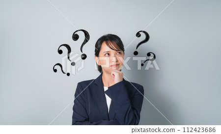 一個穿著西裝帶著疑問的女人 112423686