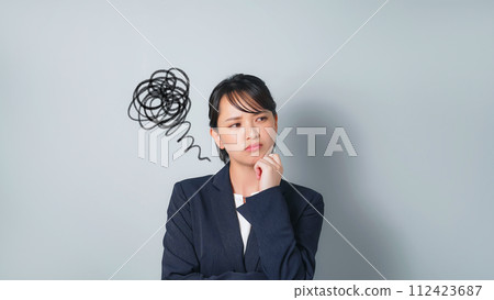 穿著西裝的憂鬱女人 112423687