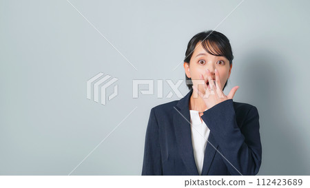 穿著西裝的令人驚訝的女人 穿著西裝的令人驚訝的女人 112423689