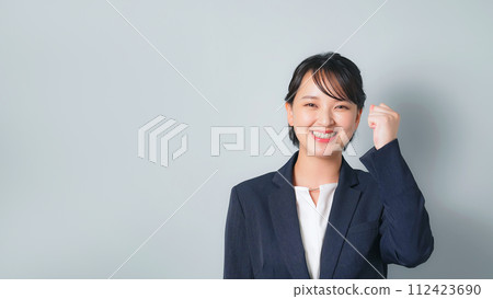 穿著西裝的女人做拳頭泵 穿著西裝的女人做拳頭泵 112423690