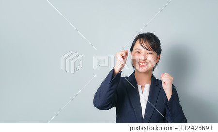 穿著西裝的女人做拳頭泵 穿著西裝的女人做拳頭泵 112423691