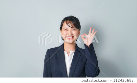穿著西裝的女人顯示出 OK 的手勢 穿著西裝的女人顯示出 OK 的手勢 112423692