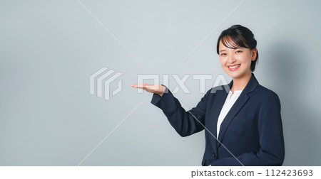 穿著西裝的女士提供指導 穿著西裝的女士提供指導 112423693