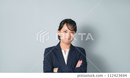 穿著西裝的憤怒女人 穿著西裝的憤怒女人 112423694