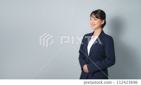 穿著西裝的微笑女人 穿著西裝的微笑女人 112423696