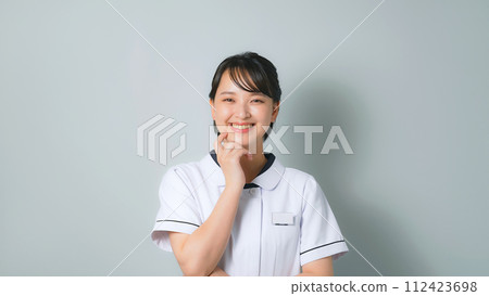 一個穿著白大褂的女人開心地思考 一個穿著白大褂的女人開心地思考 112423698