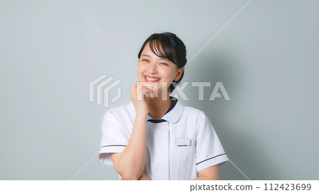 一個穿著白大褂的女人開心地思考 一個穿著白大褂的女人開心地思考 112423699