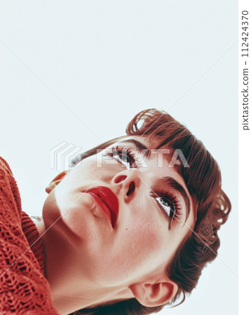 Retro portrait with a woman of the 60s isolated from the background 112424370