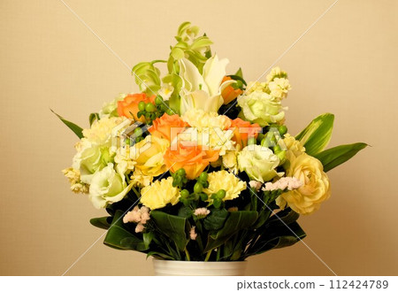 橙色和黃色玫瑰花束 橙色和黃色玫瑰花束 112424789