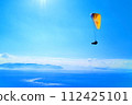 滑翔傘飛行員在晴朗的天空中飛越小子岳 112425101