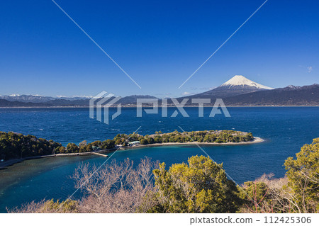 [靜岡縣_伊豆_大瀨崎] 駿河灣對面的富士山和南阿爾卑斯山的壯麗景色 112425306