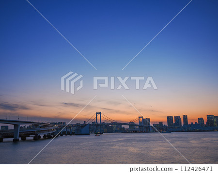 （東京）從豐洲Gururi公園長廊看彩虹橋和港區建築物的夜景 112426471