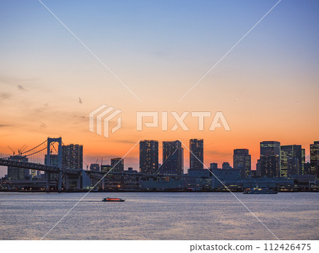 (Tokyo) Evening view of Rainbow Bridge and buildings in Minato Ward from Toyosu Gururi Park promenade (Tokyo) Evening view of Rainbow Bridge and buildings in Minato Ward from Toyosu Gururi Park promenade 112426475