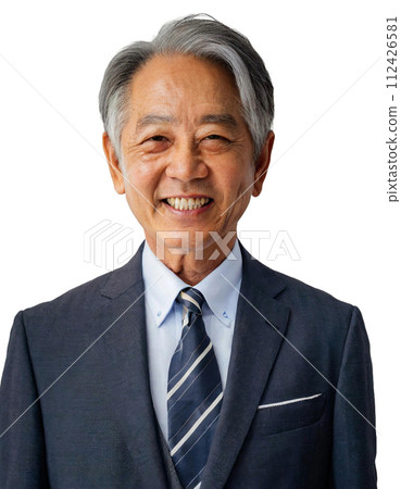 身穿西裝微笑的老人證件照 身穿西裝微笑的老人證件照 112426581