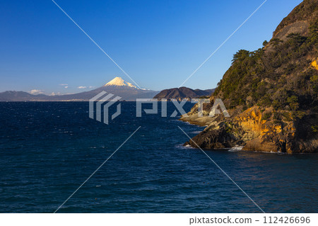 [靜岡縣_伊豆_雲見海岸]夕陽映照下的富士山和駿河灣的壯麗景色 112426696